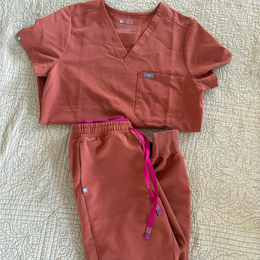 Figs Terracotta Scrub Set with Magenta Details
